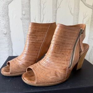 Paul Green ‘Cayanne’ Tan Nubuck Leather Peep Toe Sandal US Sz 7.5 EUC